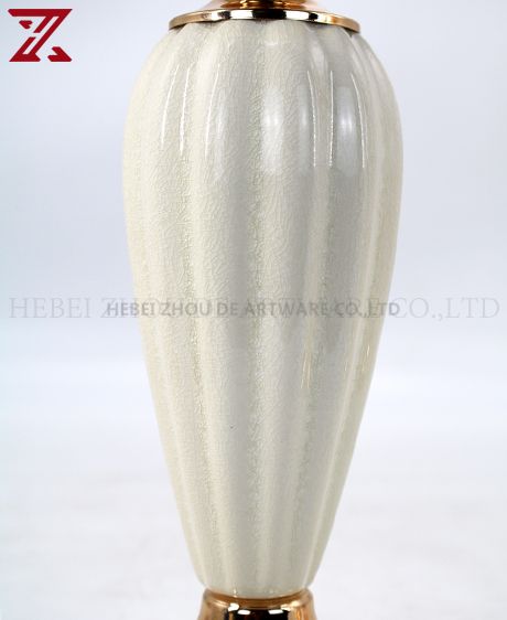 WHITE CERAMIC AND METAL HOME DECORATION 90509